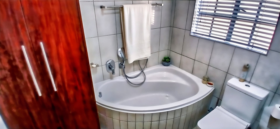 5 Bedroom Property for Sale in Langenhovenpark Free State